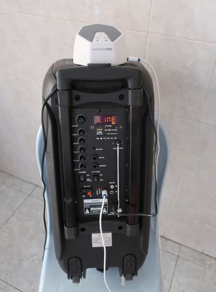 Connecting a white noise machine to the PA speaker Connecting a white noise machine to the PA speaker