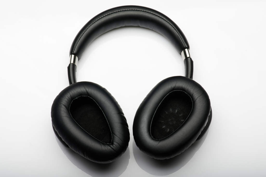 Do noise cancelling headphones protect hearing?