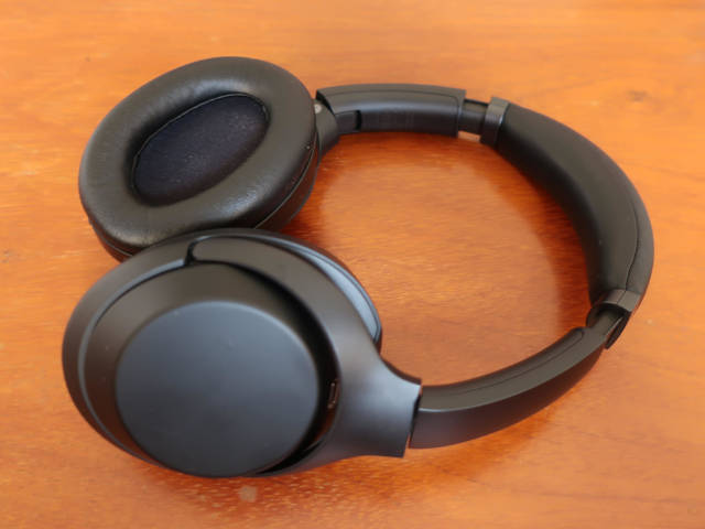 ANC-headphones-against-traffic-noise
