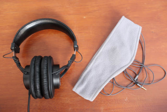 Sound-Sleep-SE-with-headphones