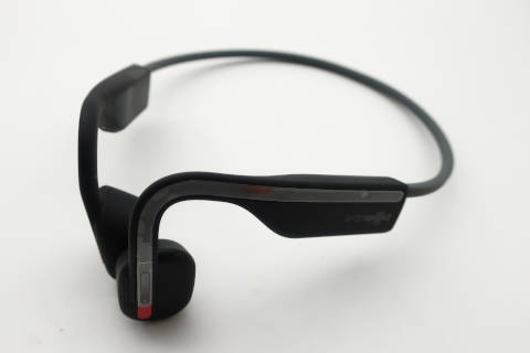Aftershokz-bone-conduction-headphones-can-be-used-with-earplugs