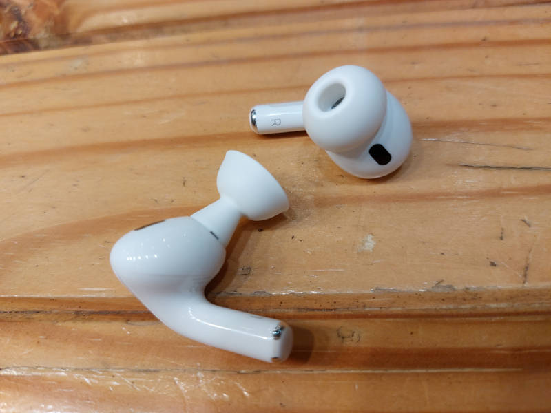AirPods-Pro-demonstration-flipped-over-eartips