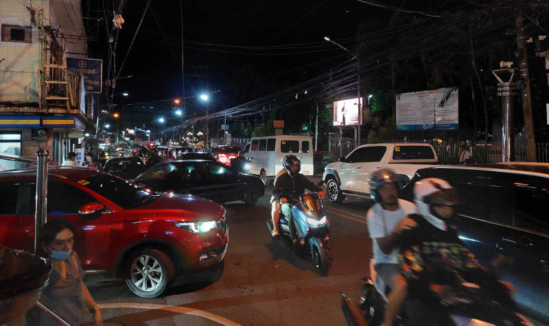 phil-midsize-city-early-evening-traffic